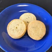 チーズと黒コショウのサブレ